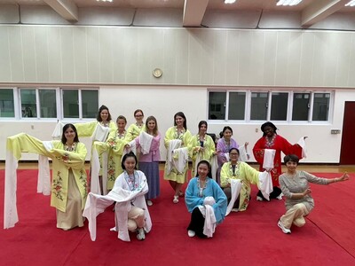 20240817歐盟官員體驗營-於木柵校區彩演教室演出《糶酒》及水袖體驗11