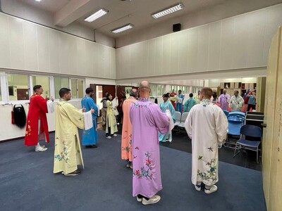 20240817歐盟官員體驗營-於木柵校區彩演教室演出《糶酒》及水袖體驗07