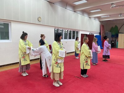 20240817歐盟官員體驗營-於木柵校區彩演教室演出《糶酒》及水袖體驗06