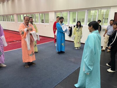 20240817歐盟官員體驗營-於木柵校區彩演教室演出《糶酒》及水袖體驗08