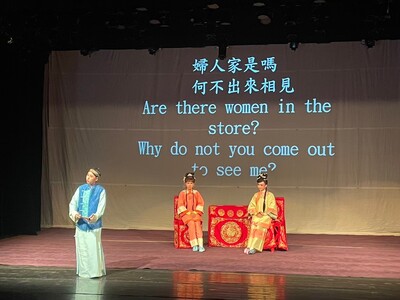 20240817歐盟官員體驗營-於木柵校區彩演教室演出《糶酒》及水袖體驗01