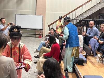 20240817歐盟官員體驗營-於木柵校區彩演教室演出《糶酒》及水袖體驗03