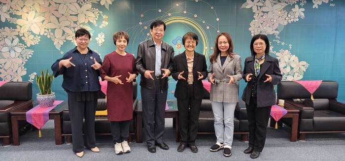 113/12/06 李楊校長率敖國珠副校長. 總務長蘇秀婷. 客家戲學系主任計青年實習劇團行政總監劉麗株. 林曉英教授. 胡予欣專案經理 拜會客委會主委及副主委