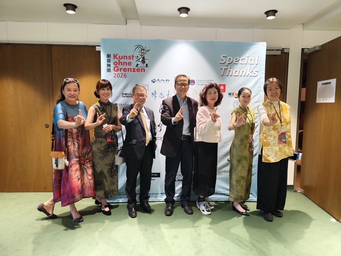 2026劇藝無限幕後團隊與駐德代表谷瑞生合照