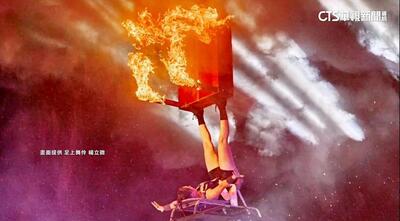 【yahoo新聞】苦練足技23年！ 楊立微以火舞在英國達人秀一戰成名