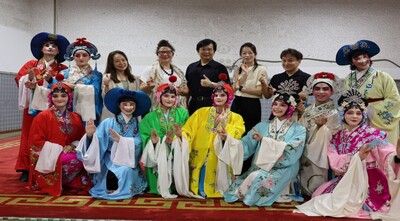【中華新聞雲】戲曲學院姊妹校巴黎第八大學師生來台交流 勤習京劇、歌仔戲 粉墨登台驚豔全場