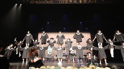 【漾新聞】這樣的畢業照真的醉了！武術疊羅漢梨園子弟拋帽成章！戲曲學院畢典唱出青春壯音